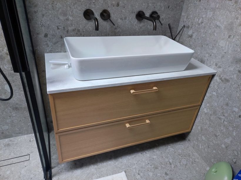 Závesná kúpeľňová skrinka na mieru z dubovej dyhy s kamennou doskou