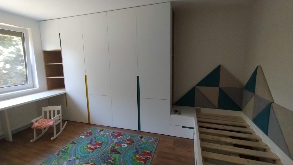Detská izba na mieru s bielou vstavanou skriňou, posteľou a nástenným panelom