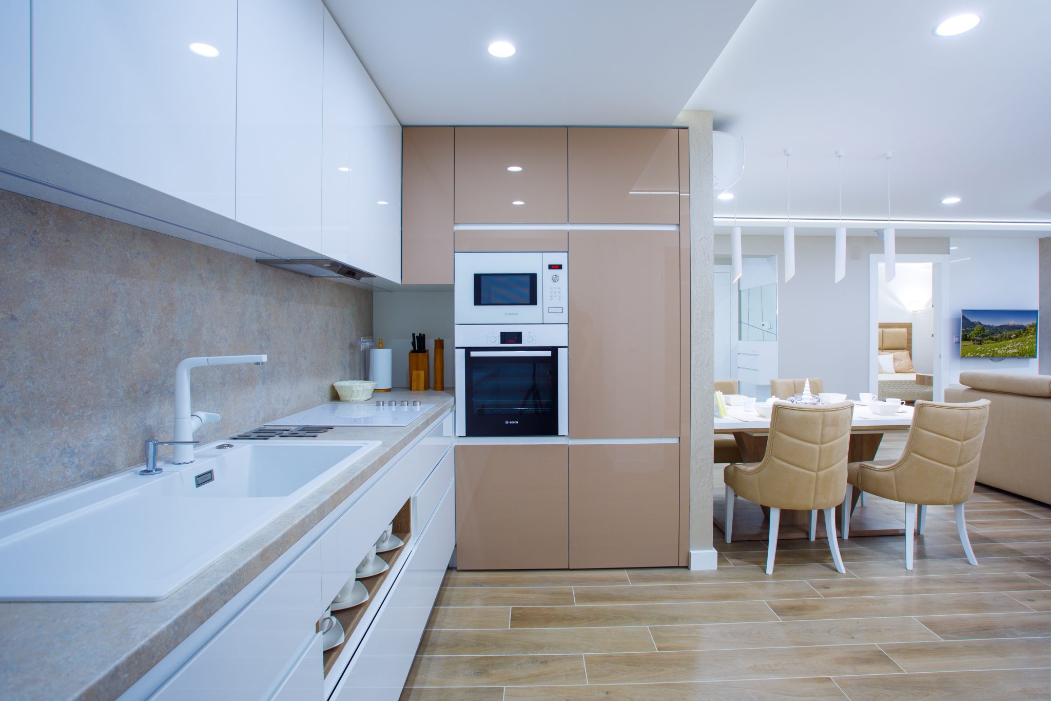 Kuchynská linka na mieru s integrovanou rúrou a úložným priestorom – stolár Nitra